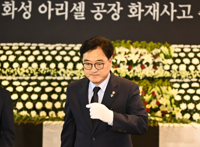 우원식 국회의장이 리튬전지 생산업체 아리셀이 화재 사고 사망자 유가족에 전화 한 통 하지 않았다는 말에 서울로 가던 발걸음을 돌려 아리셀 임원진과 면담을 가졌다. 사진은 우 의장이 지난 26일 경기 화성시청에 마련된 리튬 배터리 공장 화재 추모 분향소에서 헌화를 마친 뒤 이동하는 모습. /사진=뉴시스