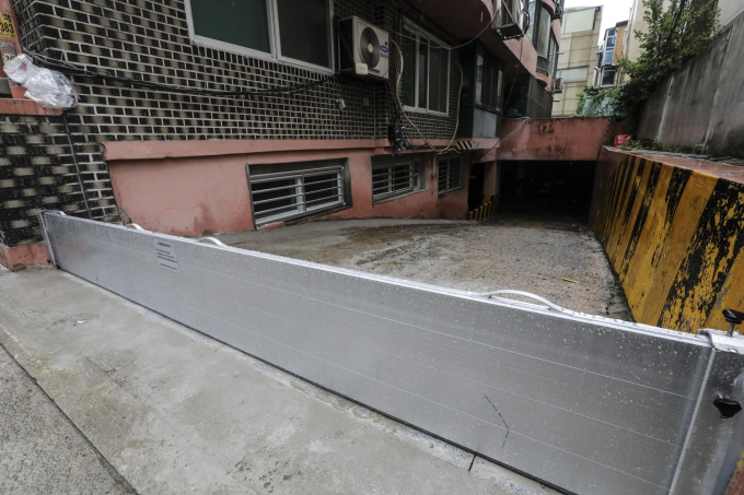 국토부가오는 28일 관계기관과 함께 풍수해와 폭염 등 여름철 재해를 대비해 준비상황을 점검한다. 사진은 서울 관악구 신림동 반지하 주택에 장맛비를 대비해 차수판이 설치된 모습. /사진=뉴시스