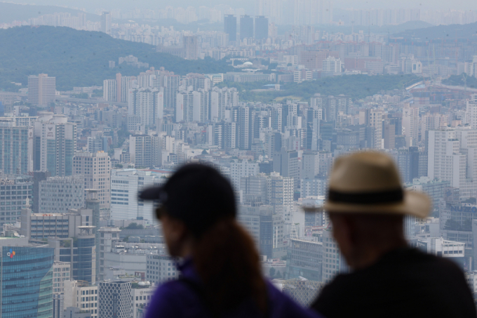 서울 아파트 전셋값이 57주 연속 오르자 증액 갱신으로라도 기존 전셋집에 머무는 세입자들이 많아졌다. 사진은 서울의 한 아파트 밀집 지역. /사진=뉴스1