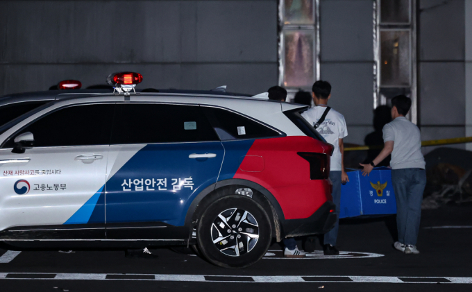 사진은 경기 화성시 서신면 일차전지 업체 아리셀 공장에서 압수수색에 나선 경찰 등 관계자들이 압수품을 옮기는 모습. /사진=뉴스1 