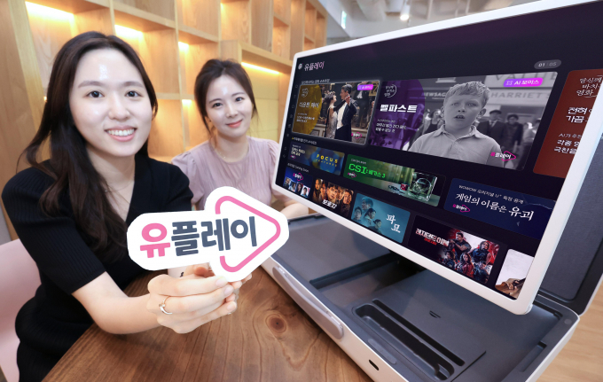 LG유플러스가 해외 콘텐츠 라인업을 대폭 강화한 IPTV 구독 상품 ‘유플레이(Uplay)’를 선보이며 IPTV 고객경험 혁신에 나선다. 사진은 LG유플러스 직원들이 해외 콘텐츠 라인업을 대폭 강화한 IPTV 구독 상품 ‘유플레이’를 소개하고 있는 모습. /사진=LG유플러스