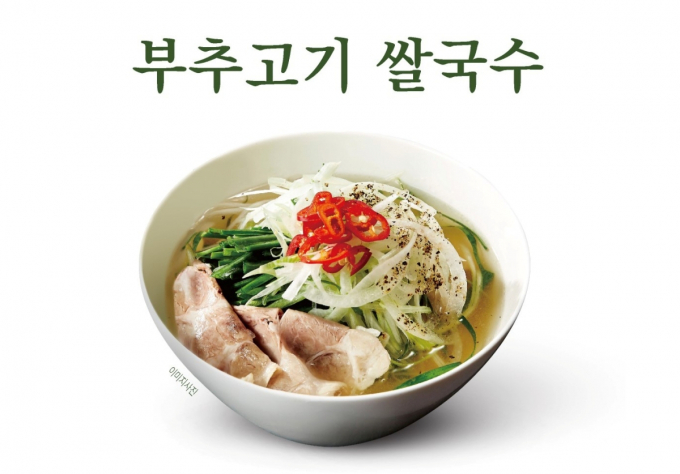 미쉐린가이드 빕구르망에 등재된 쌀국수 전문점 정면의 '부추고기 쌀국수'를 가정에서도 간편식으로 즐길 수 있게 됐다. 밀키트는 마켓컬리에서 판매한다. /사진=블루스트리트