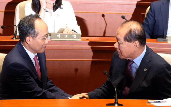 황우여 국민의힘 비상대책위원장이 27일 사의를 표명한 추경호 전 국민의힘 원내대표에게 복귀를 요청했다. 사진은 황 위원장(오른쪽)과 추 전 원내대표가 지난 24일 서울 여의도 국회에서 열린 의원총회에 악수하는 모습. /사진=뉴시스