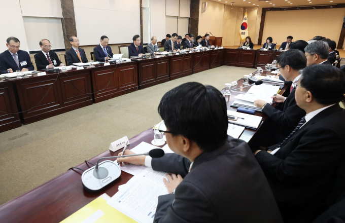 국토부와 환경부가 '국토·환경 통합관리 원칙에 기반한 국가계획 정비' 추진방안을 논의하기 위해 '국토-환경 정책협의회' 3차 회의를 개최한다. 사진은 2019년 11월 정부서울청사에서 열렸던 제5차 국토종합계획(2020~2040) 심의 모습. /사진=뉴스1