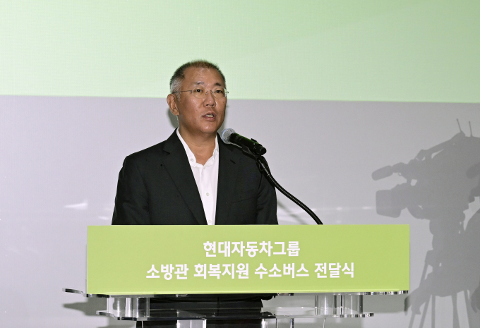 27일 제주도 '소방관 회복지원 수소버스 전달식'에 참석한 정의선 현대자동차그룹 회장/사진=현대자동차