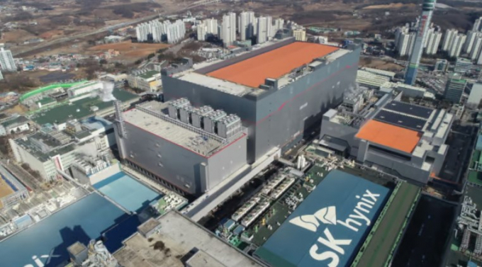 코스피가 전날보다 약세로 출발했다. 사진은 SK하이닉스 이천 M16 전경./사진=SK하이닉스 