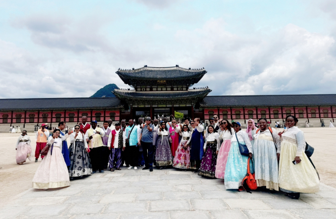 케냐 바스코 페인츠 임직원이 지난 23일 경복궁에서 한복체험을 하고 있다. /사진=한국관광공사