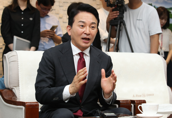 원희룡 전 국토교통부 장관이 자신과 함께 국민의힘 당대표에 출마하는 한동훈 전 국민의힘 비상대책위원장과 윤석열 대통령의 충돌 문제에 대해 비판의 목소리를 높였다. 사진은 원 전 장관이 지난 26일 대구 북구 대구시청 산격청사를 찾아 홍준표 대구시장과 면담하는 모습. /사진=뉴스1