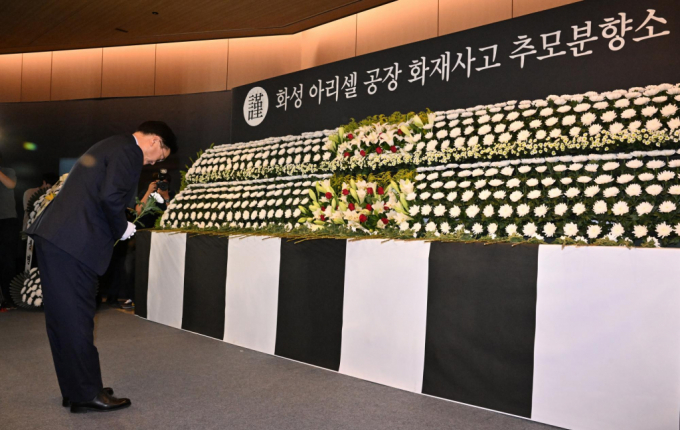 아리셀 화재로 인한 사망자 23명의 사망자 중 3명의 신원이 추가로 확보됐다. 사진은 우원식 국회의장이 26일 경기 화성시청에 마련된 리튬 배터리 공장 화재 추모 분향소에서 헌화하고 있는 모습. /사진=뉴시스
