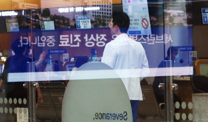 27일부터 연세 세브란스 교수들이 무기한 휴진에 돌입해 환자들의 불만을 사고 있다. 사진은  27일 오전 서울 서대문구 세브란스 병원 전광판에 표시 중인 '세브란스병원은 정상 진료 중입니다'안내 문구 앞으로 의료진이 지나가는 모습. /사진=뉴스1 