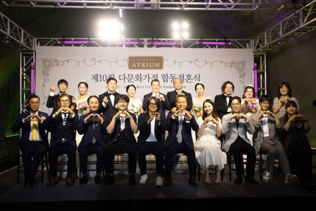 서원밸리 골프장이 지난 26일 4쌍의 다문화가정 부부 무료 결혼식을 열었다. 사진= 서원밸리