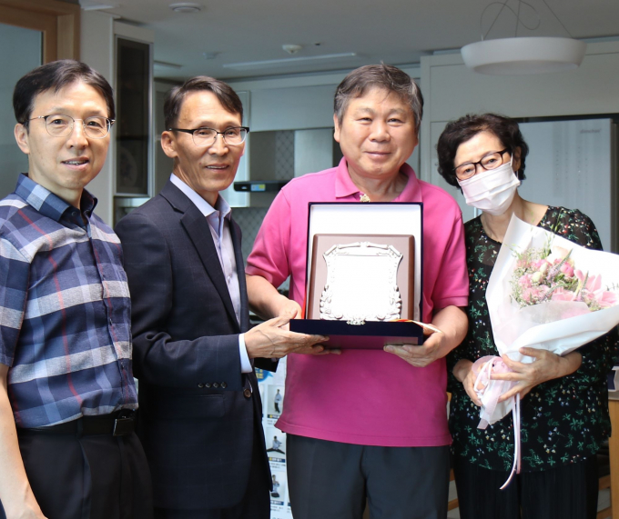  장헌서 부산울산병무청장(왼쪽 두 번째)이 27일 김석주 가문대표(오른쪽 두 번째)에게 병역명문가 표창을 수여한 뒤 기념촬영을 하고 있다. /사진=부산병무청