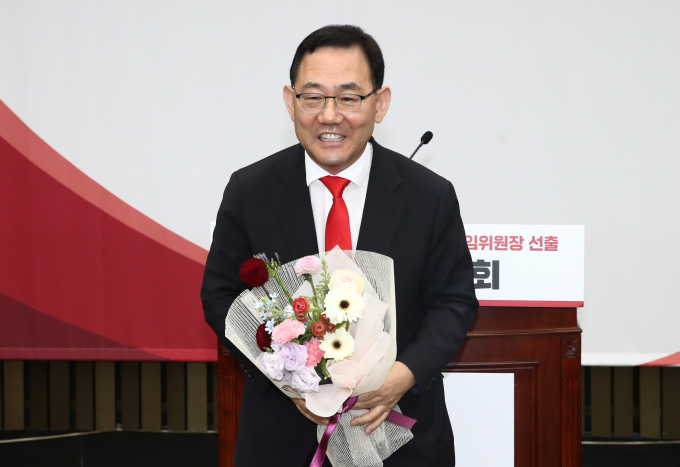 국민의힘이 27일 제22대 국회 전반기 여당 몫 국회부의장 후보로 주호영 국민의힘 의원(대구 수성갑)을 선출했다. 사진은 주 의원이 27일 서울 여의도 국회에서 열린 국민의힘 제22대 국회 전반기 당 국회부의장, 상임위원장 후보자 선출을 위한 의원총회에서 인사를 전하는 모습. /사진=뉴스1