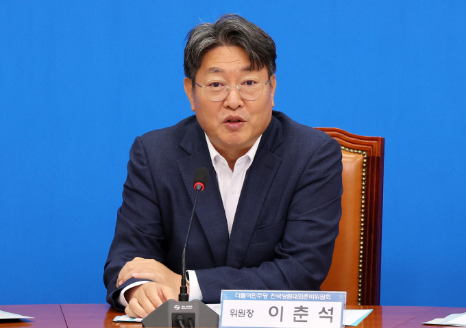 이재명 전 더불어민주당 대표의 전당대회 단독 출마 추대 여부가 오는 28일 결정될 예정이다. 사진은 이춘석 민주당 전당대회준비위원장이 27일 서울 여의도 국회에서 열린 전국당원대회준비위원회 제1차 회의에서 발언하는 모습. /사진=뉴시스