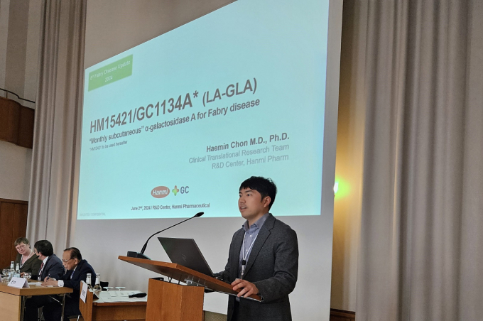 전해민 한미약품 R&D센터 임상이행팀 이사가 최근 독일 함부르크에서 열린 ‘Update on Fabry Disease 2024’에서 파브리병 치료제 ‘LA-GLA’의 최신 연구 성과를 발표하고 있다. /사진=한미약품