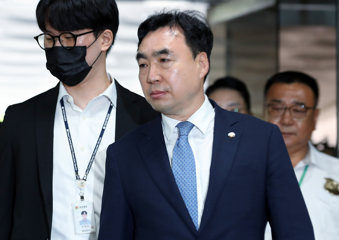 검찰이 윤관석 전 무소속 의원을 2000만원 상당의 뇌물 수수 혐의로 불구속기소 했다. 사진은 윤 전 의원(오른쪽)이 지난해 8월4일 서울 서초구 서초동 서울중앙지방법원으로 구속 전 피의자심문(영장실질심사)에 출석하는 모습. /사진=뉴스1