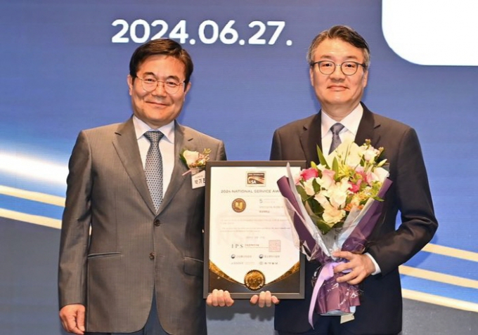 박상철 호남대 총장(오른쪽)이 27일 서울에서 열린 2024 국가서비스대상 시상제에서 대학·AI특성화부문 대상을 수상한 뒤 기념촬영하고 있다./사진=호남대 