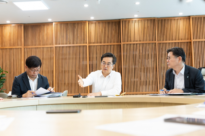  김동연 경기도지사(가운데)가 27일 아침 긴급대책회의에서 리튬사업장 합동점검계획을 보고받고 전수조사를 지시하고 있다. / 사진제공=경기도 