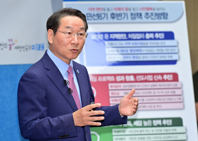 유정복 인천광역시장이 27일 시청 브리핑룸에서 민선8기 취임 2주년을 맞아 성과와 향후 시정운영 방향을 설명하고 있다./사진제공=인천시