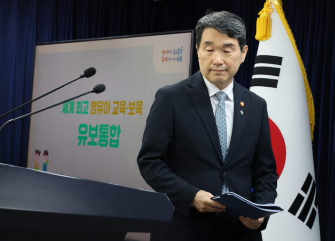 27일 교육부가 유보통합 실행계획안을 발표했다. 사진은 27일 서울 종로구 정부서울청사에서 유보통합 실행 계획(시안) 발표를 위해 단상에 오르고 있는이주호 사회부총리 겸 교육부 장관. /사진=뉴시스