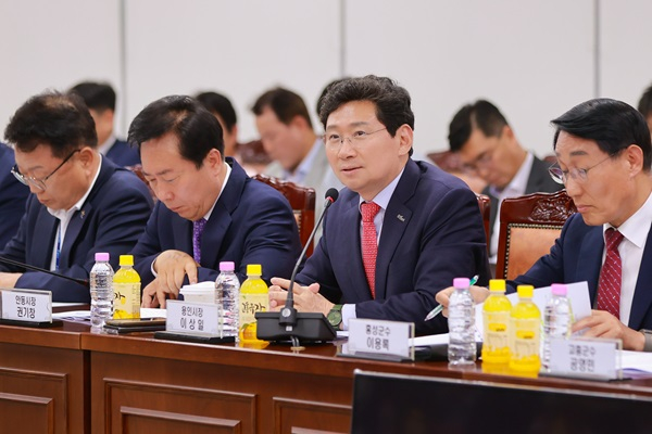 이상일 용인특례시장(오른쪽 2번째)이 5월 22일 국토교통부 세종청사 대회의실에서 열린 ‘제6차 국가산단 범정부 추진지원단 회의’에서 용인특례시의 의견을 말하고 있다. / 사진제공=용인특례시