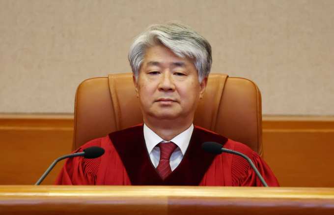 헌법재판소가 가족 간 절도, 횡령 등 범죄를 처벌하지 않는 친족상도례를 헌법불합치로 판단했다. 사진은 이종석 헌법재판소장이 27일 서울 종로구 헌법재판소 대심판정에서 자리한 모습. /사진=뉴시스