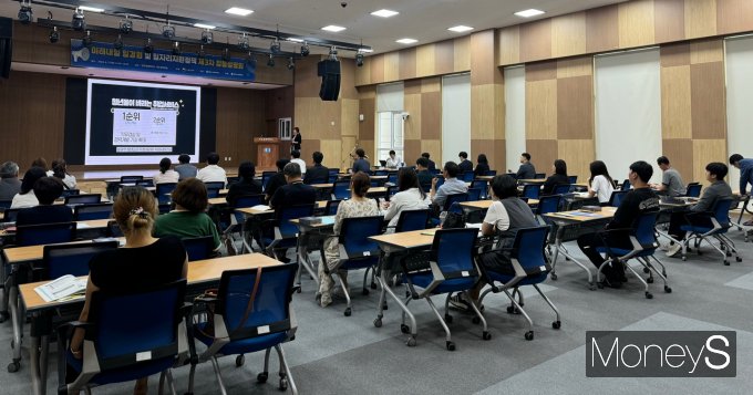  27일 전주상의 7층 대회의실에서 열린 '미래내일 일경험 및 일자리 지원정책 제3차 합동설명회'에 참석한 전북지역 기업체 관계자들이 설명을 듣고 있다/사진=광주상의 제공.   
