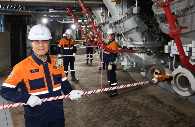 장인화 포스코그룹 회장이 포항제철소 4고로 풍구에 화입을 하고 있다. /사진=포스코