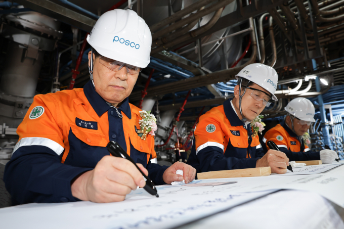 장인화 포스코그룹 회장(왼쪽)이 포항제철소 4고로 화입 행사에 참석했다. /사진=포스코