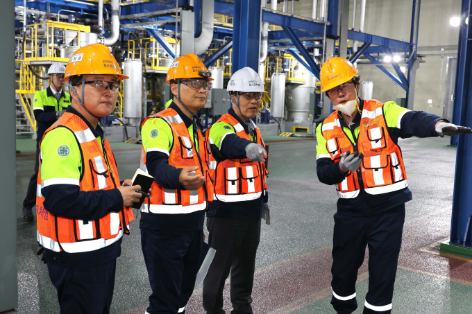 장인화 포스코그룹 회장이 포스코퓨처엠 천연흑연 음극재 공장을 둘러보고 있다. /사진=포스코홀딩스