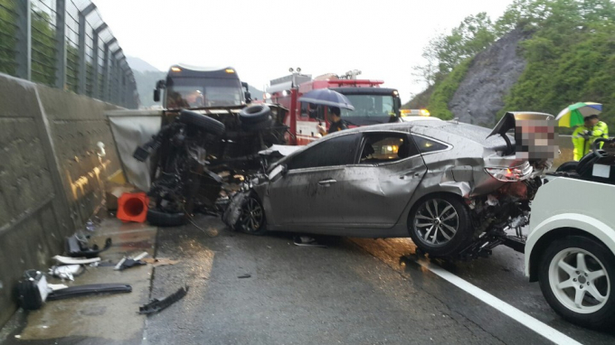 한국도로공사가 고속도로 빗길애선 안전거리를 평소의 2배 이상 확보하고 20% 이상 감속해 주행할 것을 당부했다./사진=뉴시스