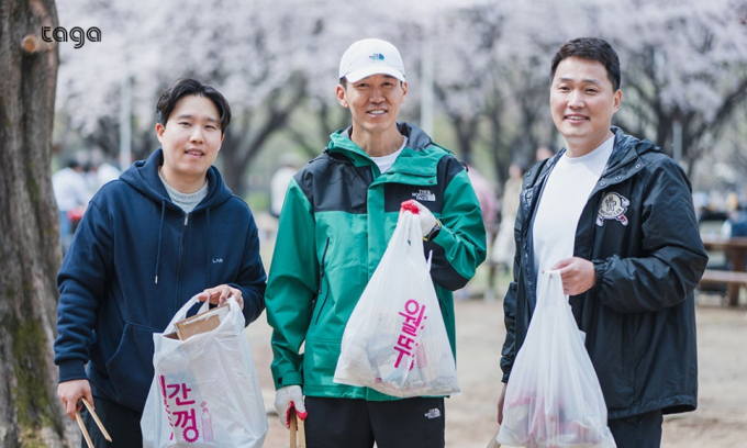 지난 4월6일 식목일 기념으로 가수 션과 함께한 미라클 플로깅. 맨 오른쪽이 서동희 대표다. /사진=타가