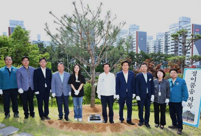 정종복 기장군수(오른쪽 다섯번째)와 박우식 기장군의회 의장(오른쪽 네번째), 허준섭·구본영·김원일·구혜진·박기조 군의원 등이 정이품송 자목 기념 식수 후 기념촬영을 하고 있다./사진=기장군