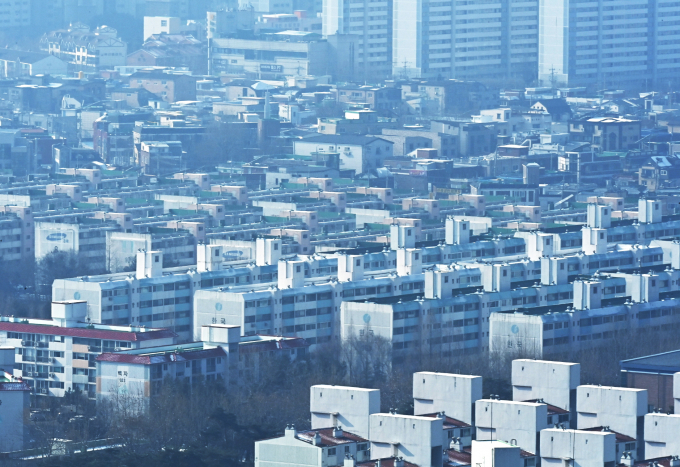 올 들어 5월까지 수도권 아파트 거래의 63%가 경기에서 발생됐다는 분석 결과가 나왔다. 사진은 수도권의 한 아파트 밀집 지역. /사진=뉴시스