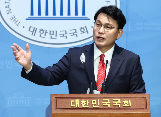 국민의힘 당대표 후보에 출마한 윤상현 의원은 27일 국민의힘 전당대회 선거관리위원회가 '러닝메이트' 방식 선거운동이 가능하다고 한 데 대해 "우리 당은 혁신할 의지가 전혀 없는 당"이라고 비판했다. 사진은 윤 의원이 지난 26일 서울 여의도 소통관에서 당대표 출마 선거와 관련한 기자회견을 하는 모습. /사진=뉴스1