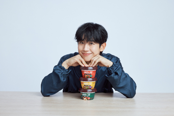동원F&B가 최근 출시한 가정간편식(HMR) '양반 비빔드밥'이 인기를 끌고 있다. 양반 모델인 배우 정해인이 양반 비빔드밥 파우치 타입 3종을 두고 포즈를 취하고 있다. /사진=동원F&B