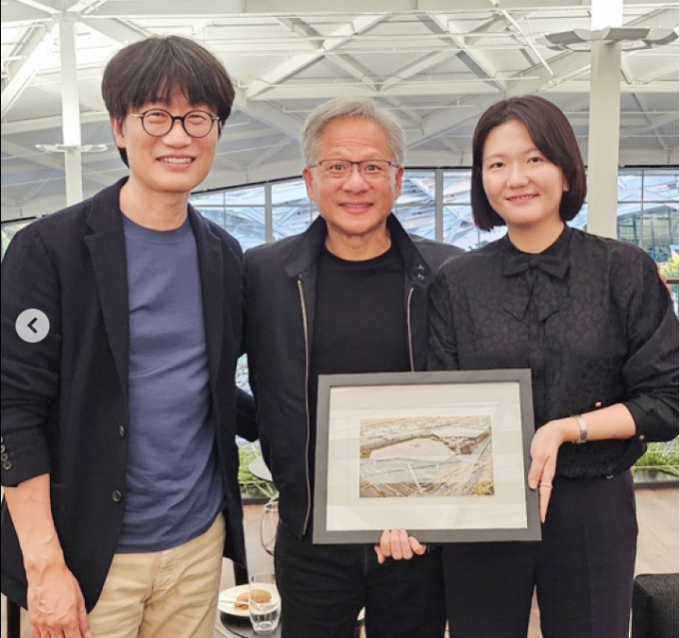 지난 25일(현지시간) 이해진 글로벌투자책임자(GIO·왼쪽부터), 젠슨 황 엔비디아 최고경영자(CEO), 최수연 네이버 대표가 미국 캘리포니아주 산타클라라에 위치한 엔비디아 본사에서 만난 뒤 기념사진을 촬영하고 있다. /사진=네이버 인스타그램