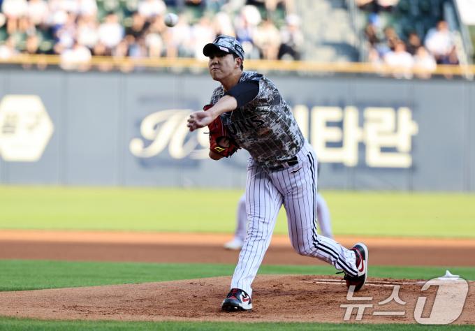 [사진] 공 던지는 LG 선발 이상영