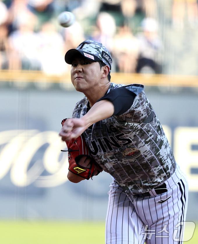 [사진] LG 이상영 '승리 이어간다'