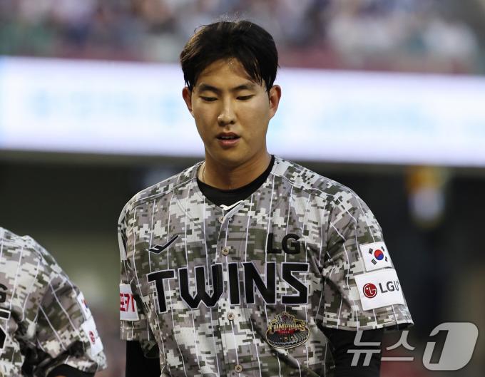[사진] 6회초 마운드 내려오는 이상영