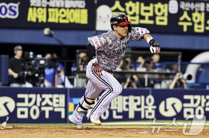 [사진] LG 박동원, 한 점 따라간다