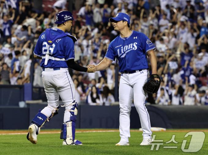 [사진] 오승환·이병헌 '승리 지켰다'