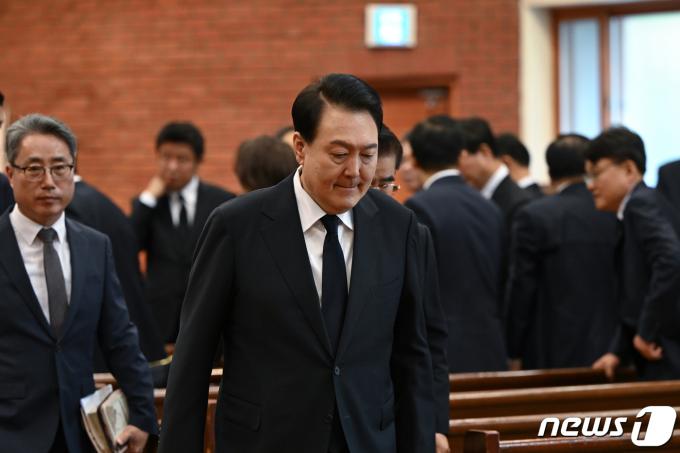윤석열 대통령이 29일 서울 성북구 영암교회에서 열린 10.29 이태원 참사 1주기 추도 예배를 마친 뒤 퇴장하고 있다. (대통령실 제공) 2023.10.29/뉴스1 ⓒ News1 안은나 기자