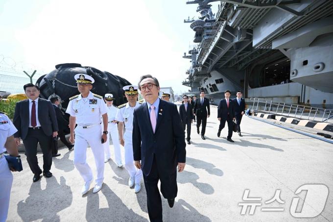 [사진] 루스벨트함 살펴보는 조태열 외교부 장관