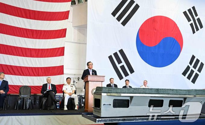 [사진] 美 핵항모 오른 조태열 
