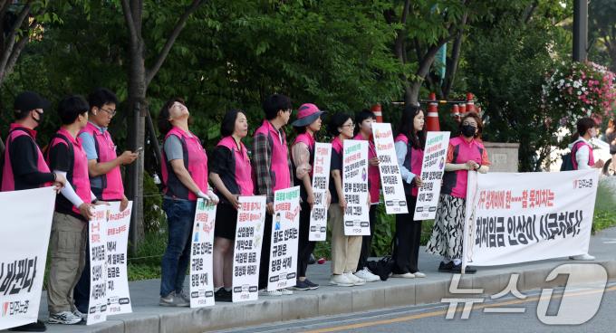 26일 오전 서울 세종대로 사거리 일대에서 민주노총 조합원들이 최저임금 인상 촉구를 하고 있다. 내년도 최저임금 심의 법정기한이 하루 앞으로 다가왔지만 법정기한을 넘길 것이라는 전망이 제기되고 있다. 업종별로 최저임금을 달리 적용하는 문제를 두고 노동계와 경영계 간 줄다리기가 본격적으로 시작됐다. 2024.6.26/뉴스1 ⓒ News1 김명섭 기자