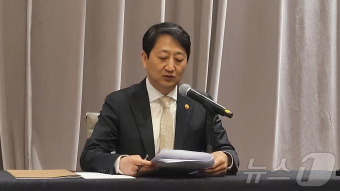 미국을 방문한 안덕근 산업통상자원부 장관이 27일(현지시간) 워싱턴DC 리츠칼튼 호텔에서 특파원 간담회를 갖고 있다. 2024.06.27.