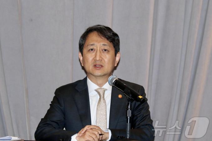 안덕근 산업통상자원부 장관이 27일(현지시간) 워싱턴DC 리츠칼튼 호텔에서 특파원 간담회를 갖고 있다. 사진은 워싱턴 특파원단 제공. 2024.06.27.