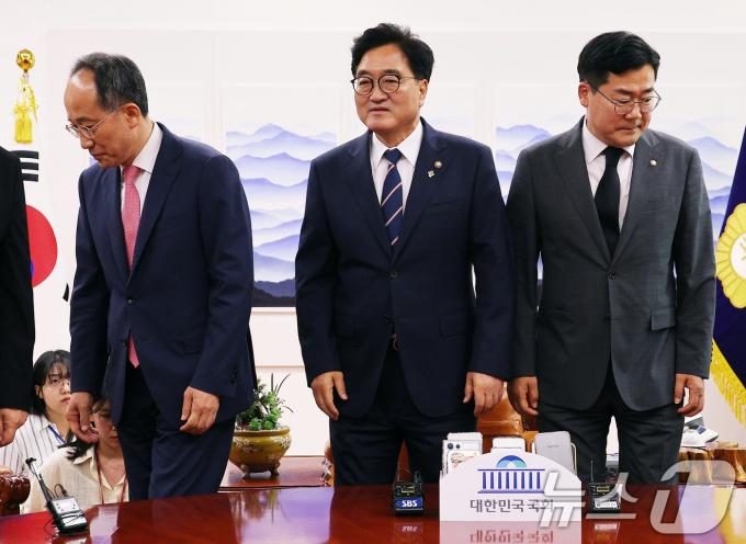 우원식 국회의장이 21일 오후 국회의장실에서 원 구성을 위한 양당 원내대표 회동에서 기념촬영을 마친 뒤 자리로 향하고 있다. 왼쪽부터 국민의힘 추경호 원내대표, 우원식 의장, 더불어민주당 박찬대 원내대표. (공동취재) 2024.6.21/뉴스1 ⓒ News1 이광호 기자