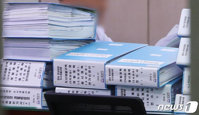 검찰의 압수수색 관련 서류들이 쌓여 있다. (사진은 기사 내용과 무관) 2021.10.15/뉴스1 ⓒ News1 김영운 기자
